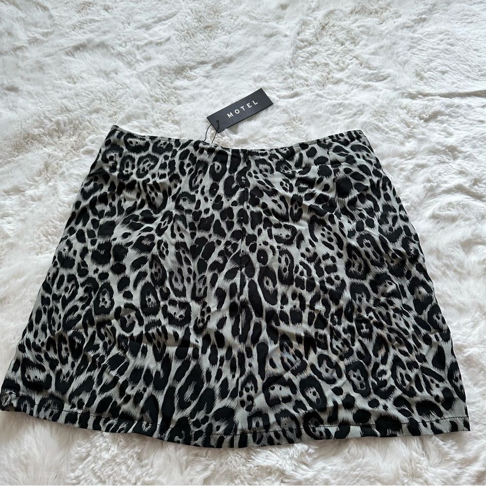 NWT Motel size m mini sheny skirt in blue/leopard gray
